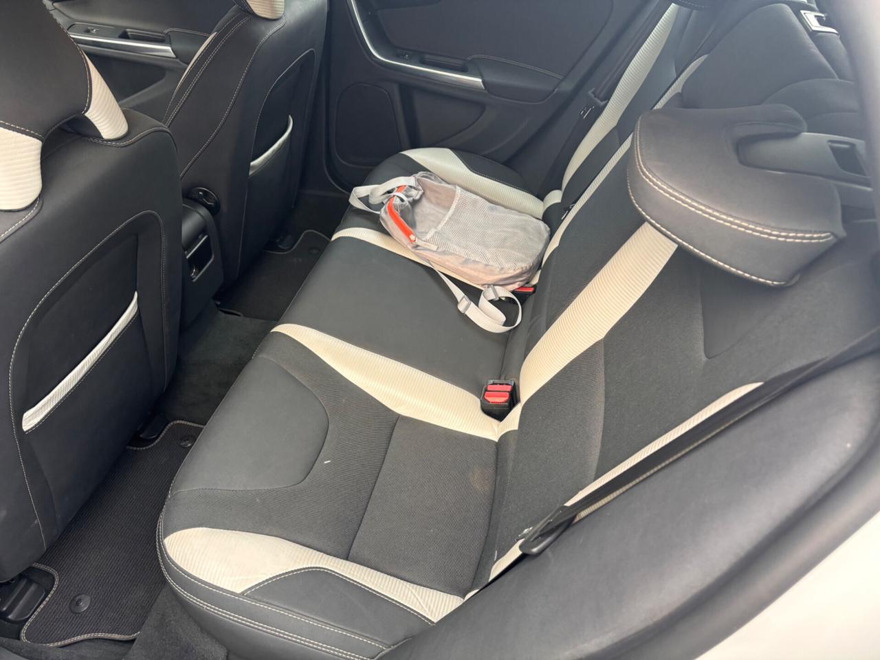 Volvo V60 D3 R-design Kinetic