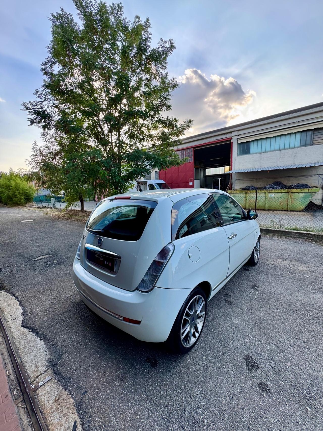 Lancia Ypsilon 1.2 69 CV Unyca
