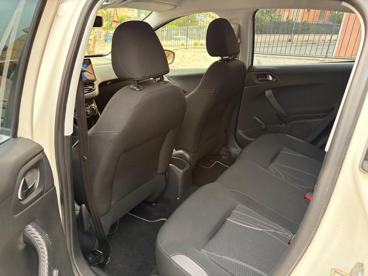 Peugeot 208 1.4 HDi 68 CV strafull