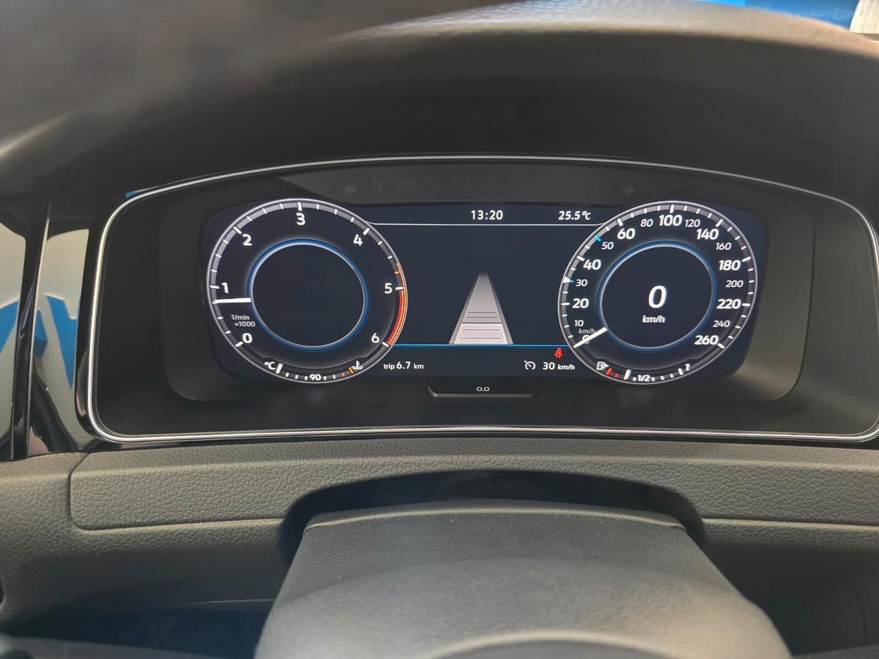 Volkswagen Golf 7.5 R-Line 1.6tdi VIRTUAL FARI LED