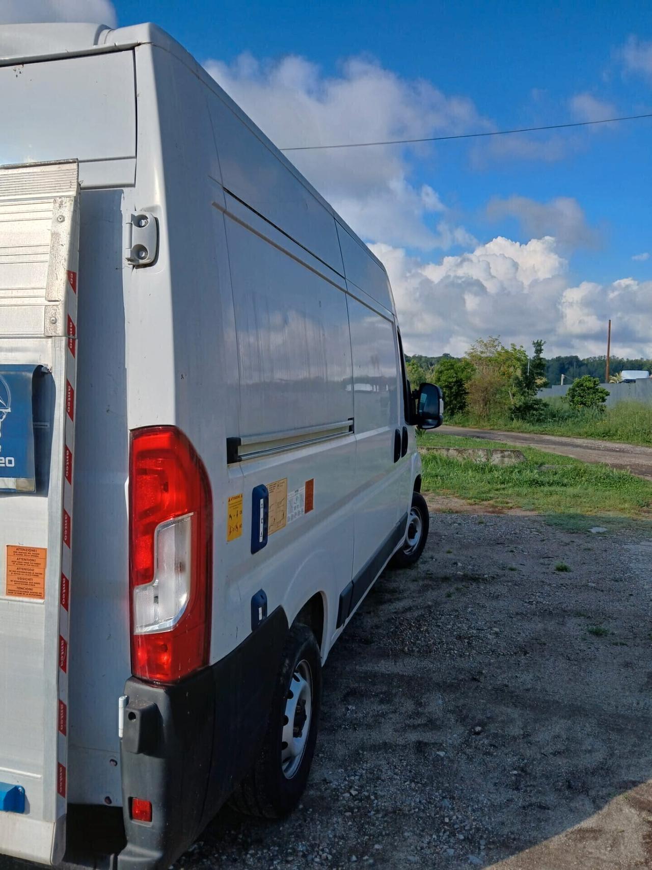 Fiat Ducato 35 2,3 MJT con pedana di carico