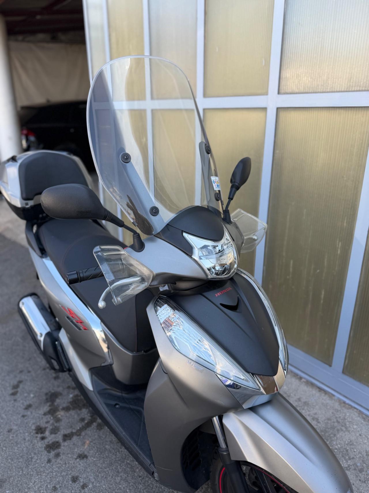 HONDA SH 300 Sport Abs - PARABREZZA - BAULE - ANTIFURTO - GOMME NUOVE