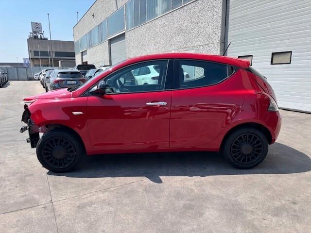 Lancia Ypsilon 1.0 FireFly 5 porte S&S Hybrid Silver