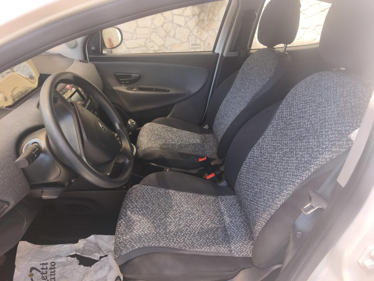 Lancia Ypsilon 1.0 FireFly 5 porte S&S Mild Hybrid Ecochic Silver