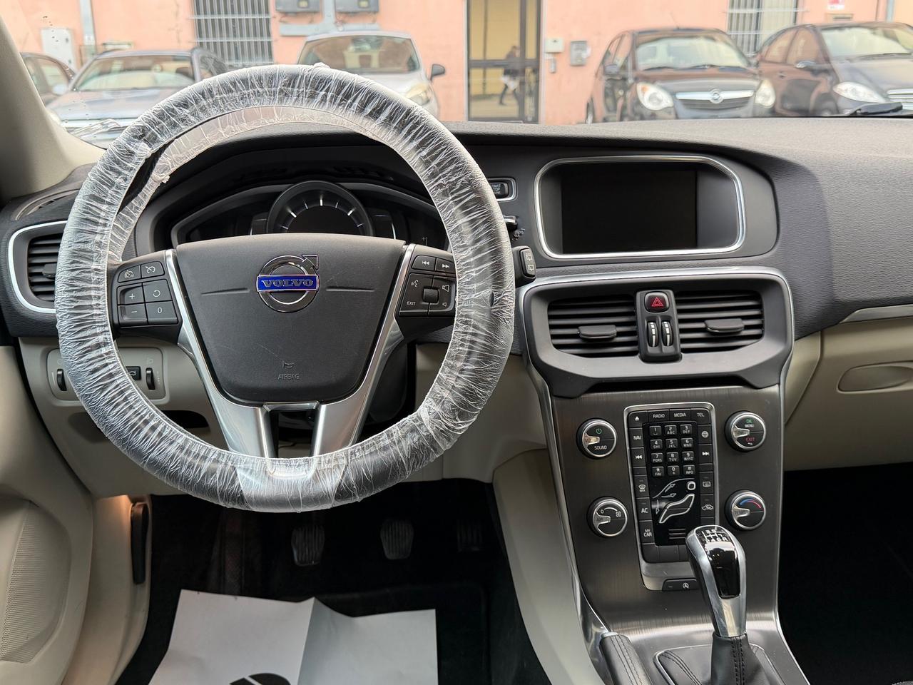 Volvo V40 120CV D2 R-design 2017 EURO6 Neopatentati