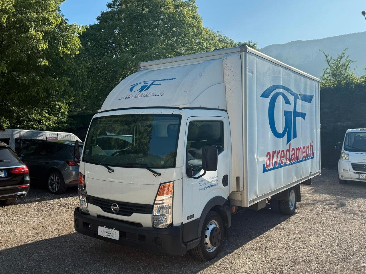 Nissan cabstar patente B