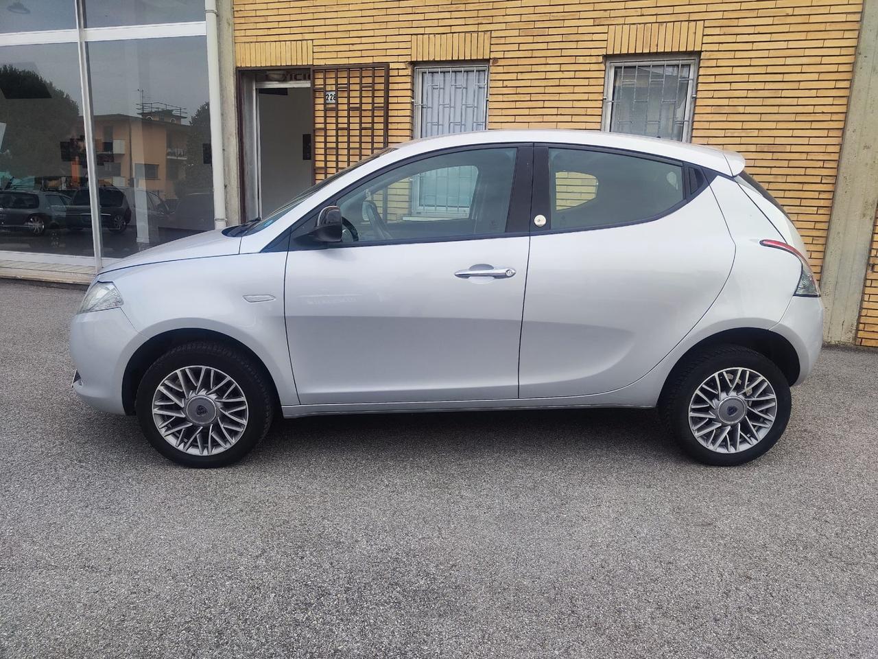 Lancia Ypsilon 0.9 TwinAir 85 CV 5 porte Metano Ecochic Silver