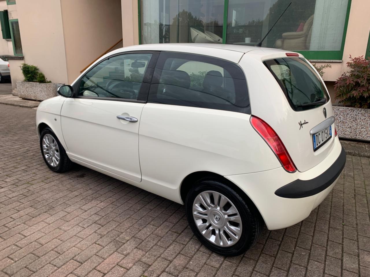 Lancia Ypsilon 1.2 Momo Design