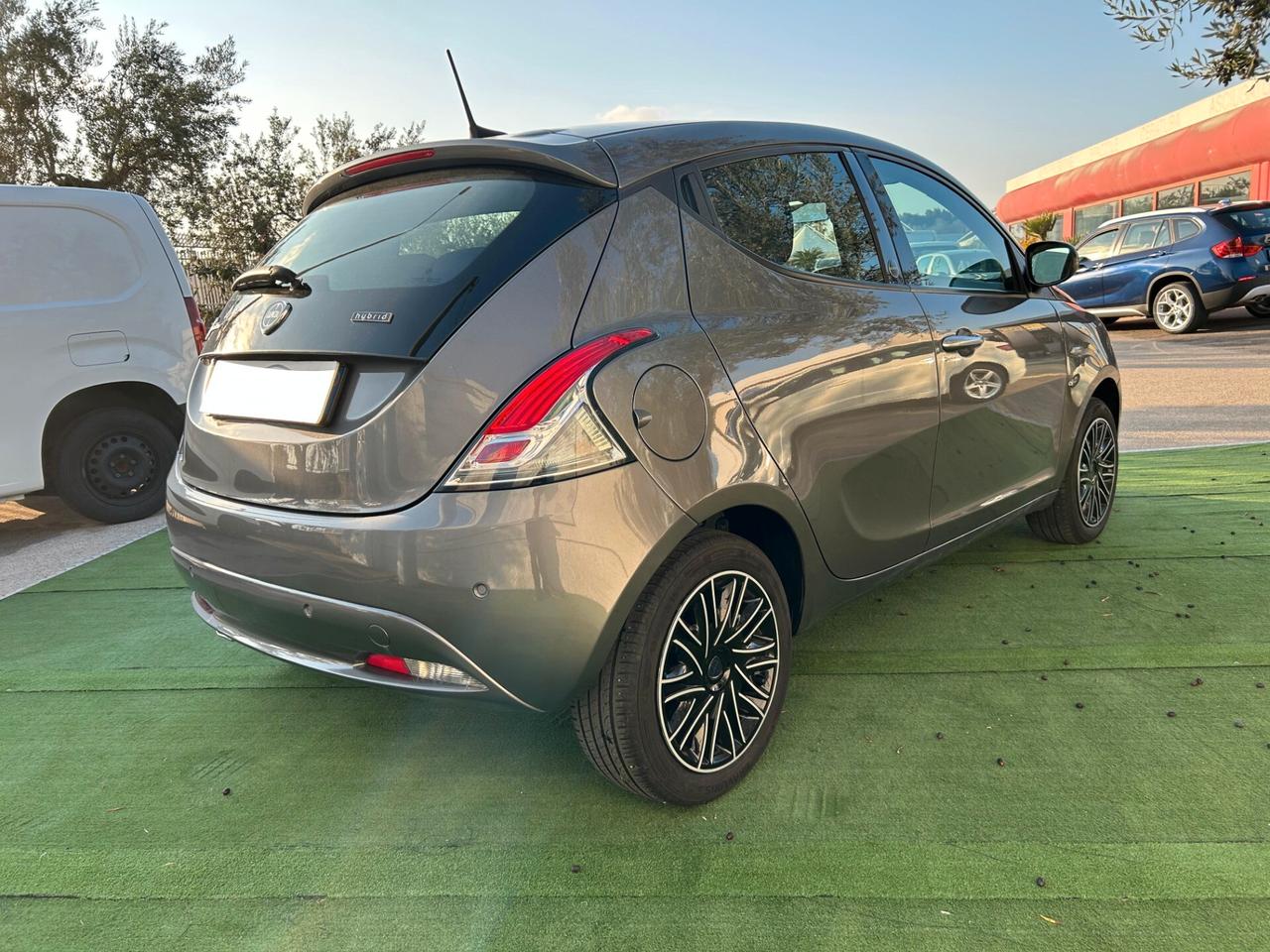 Lancia Ypsilon 1.0 FireFly 5 porte S&S Hybrid Ecochic Silver