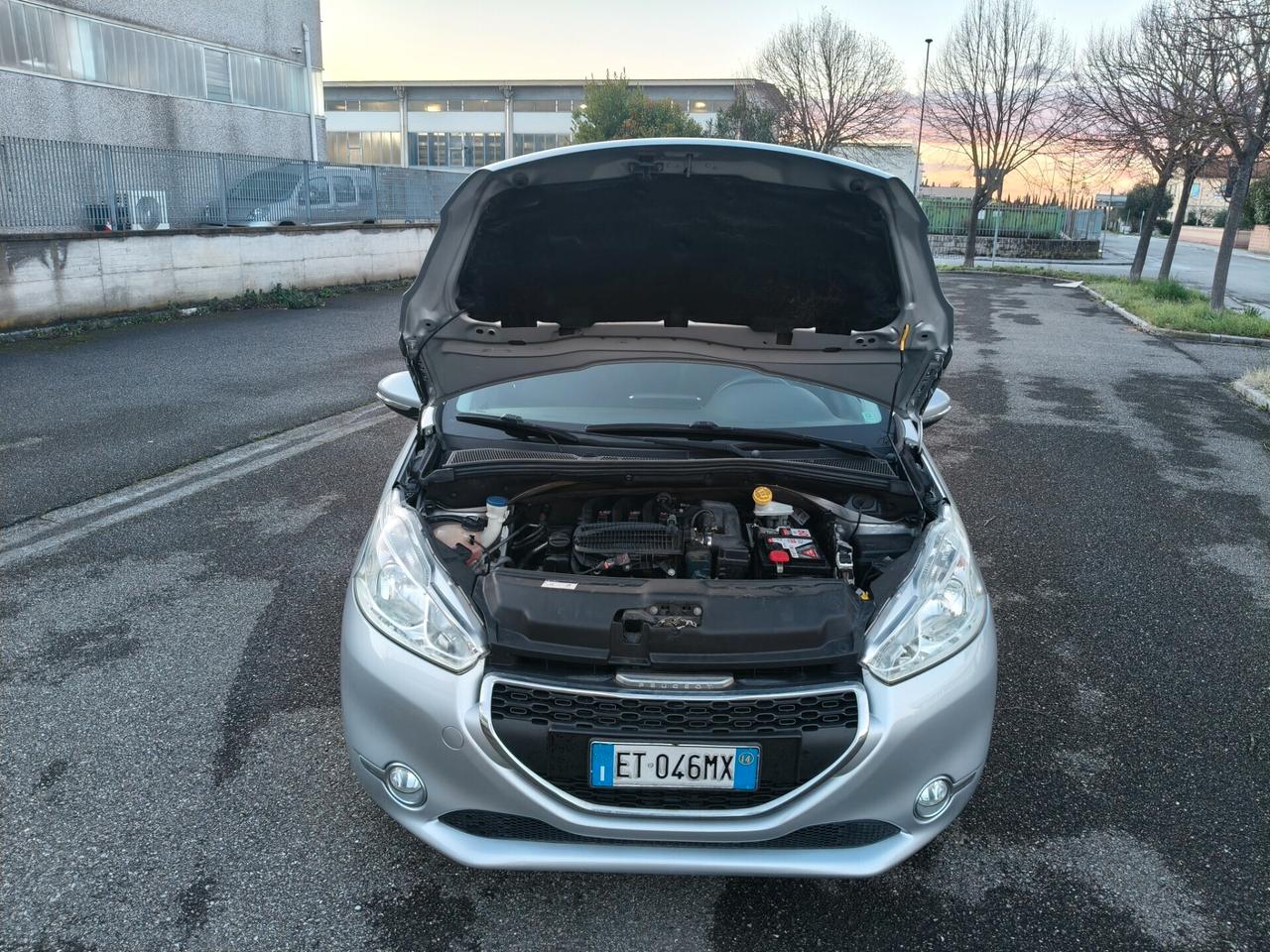 Peugeot 208 1.2 5 porte 2014 SOLO 137.000 KM