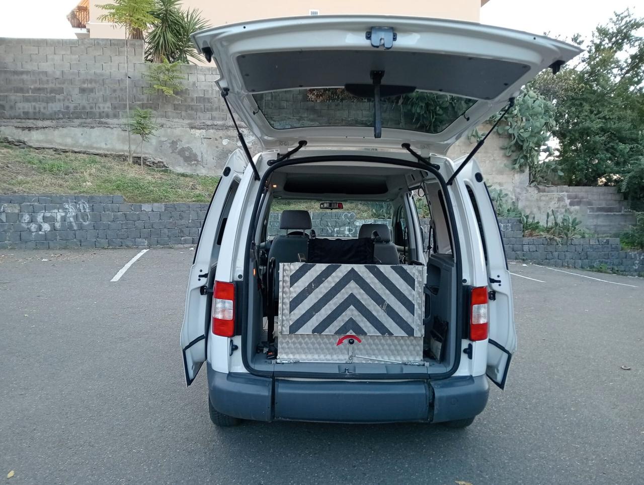 Volkswagen Caddy Pianale ribassato con rampa disabili in carrozzina