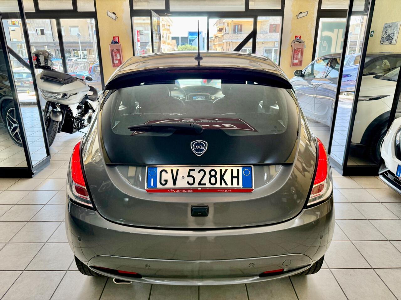 Lancia Ypsilon 1.0 Hybrid PLATINO