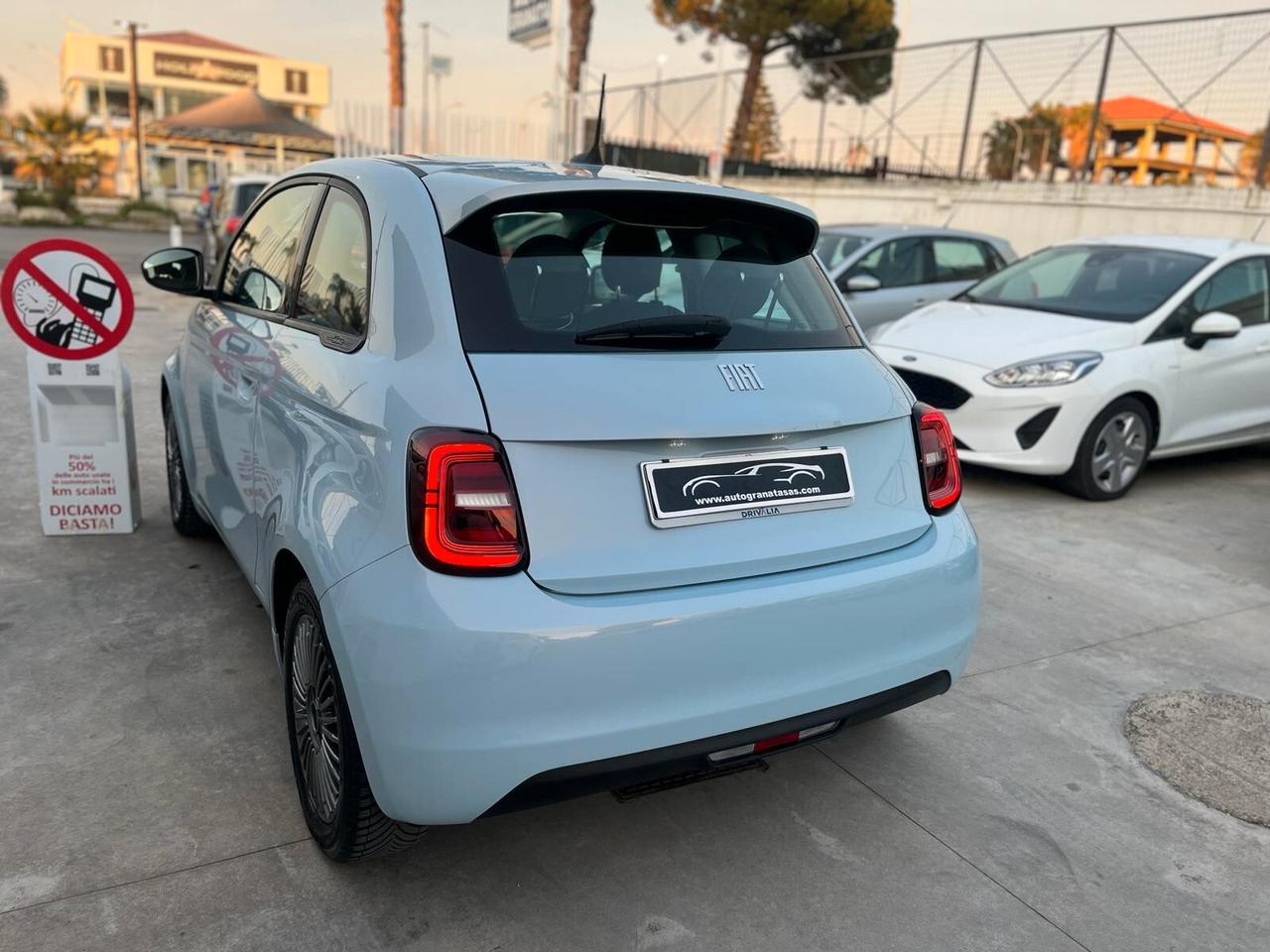 Fiat 500e 42kWh Icon autonomia 300KM