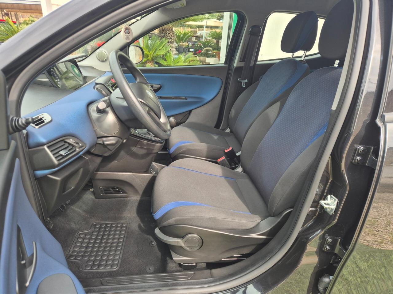 Lancia Ypsilon 1.2 69 CV 5 porte Silver