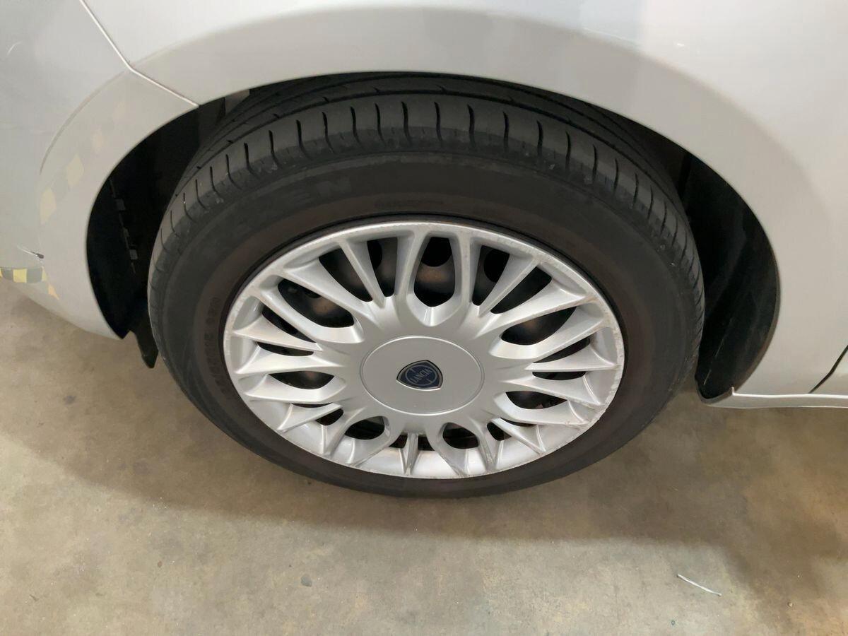 Lancia Ypsilon 1.2 69 CV 5 porte Silver