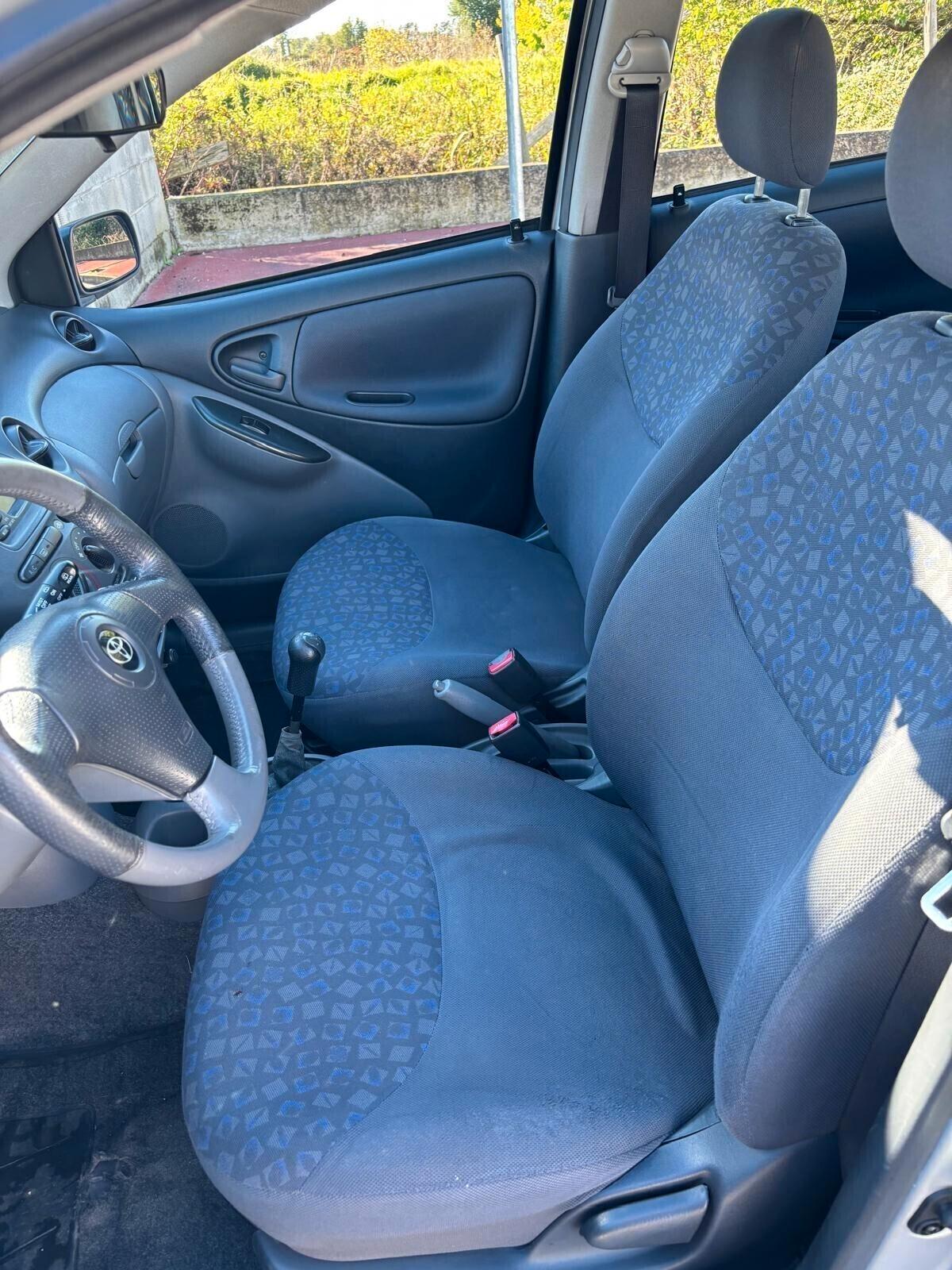 Toyota Yaris 1.3i 16V cat 5 porte SOL ADATTA AI NEOPATENTATI