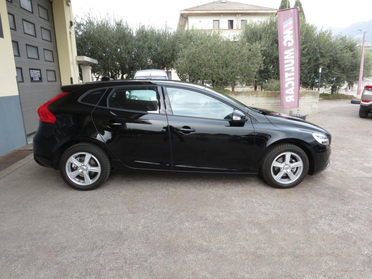 Volvo V40 2.0 d2 Business. km 49.000. fari led/doppi sensori