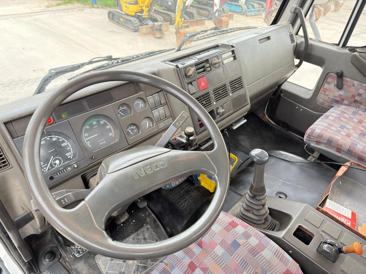 Iveco 130E18 ribaltabile con gru