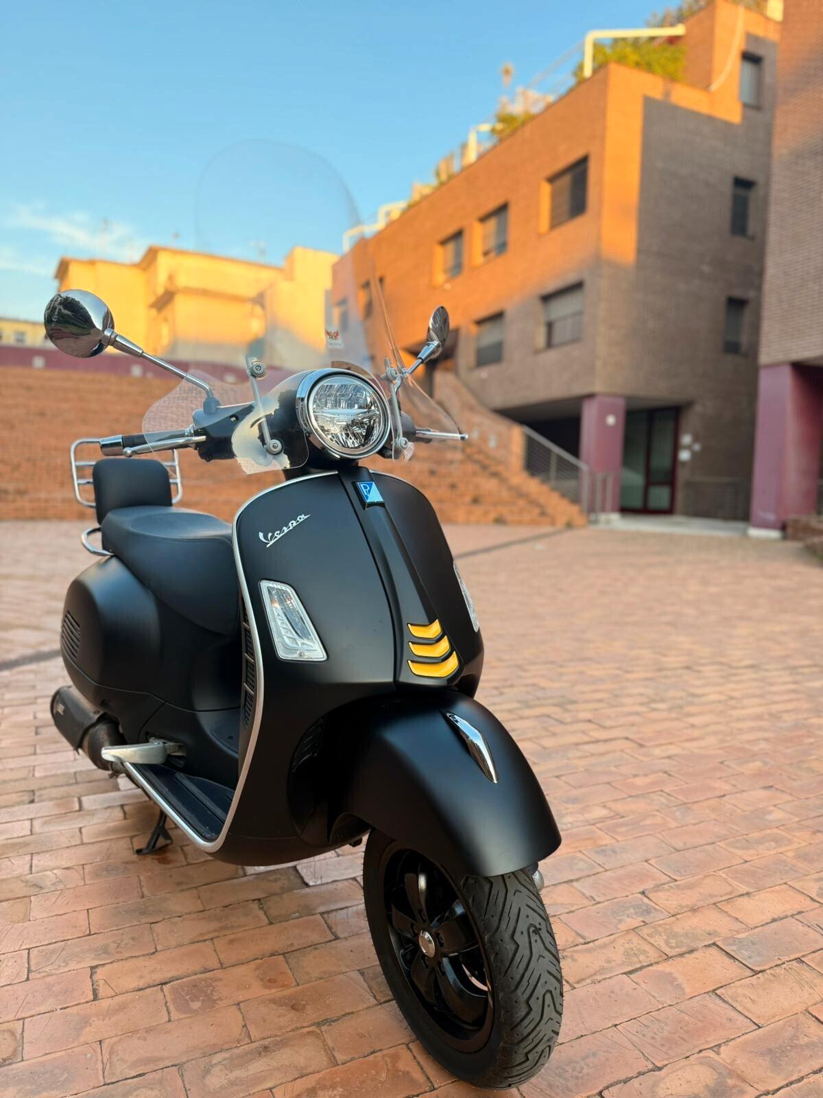 Piaggio Vespa 300 GTS hpe SUPER SPORT pari a nuovo