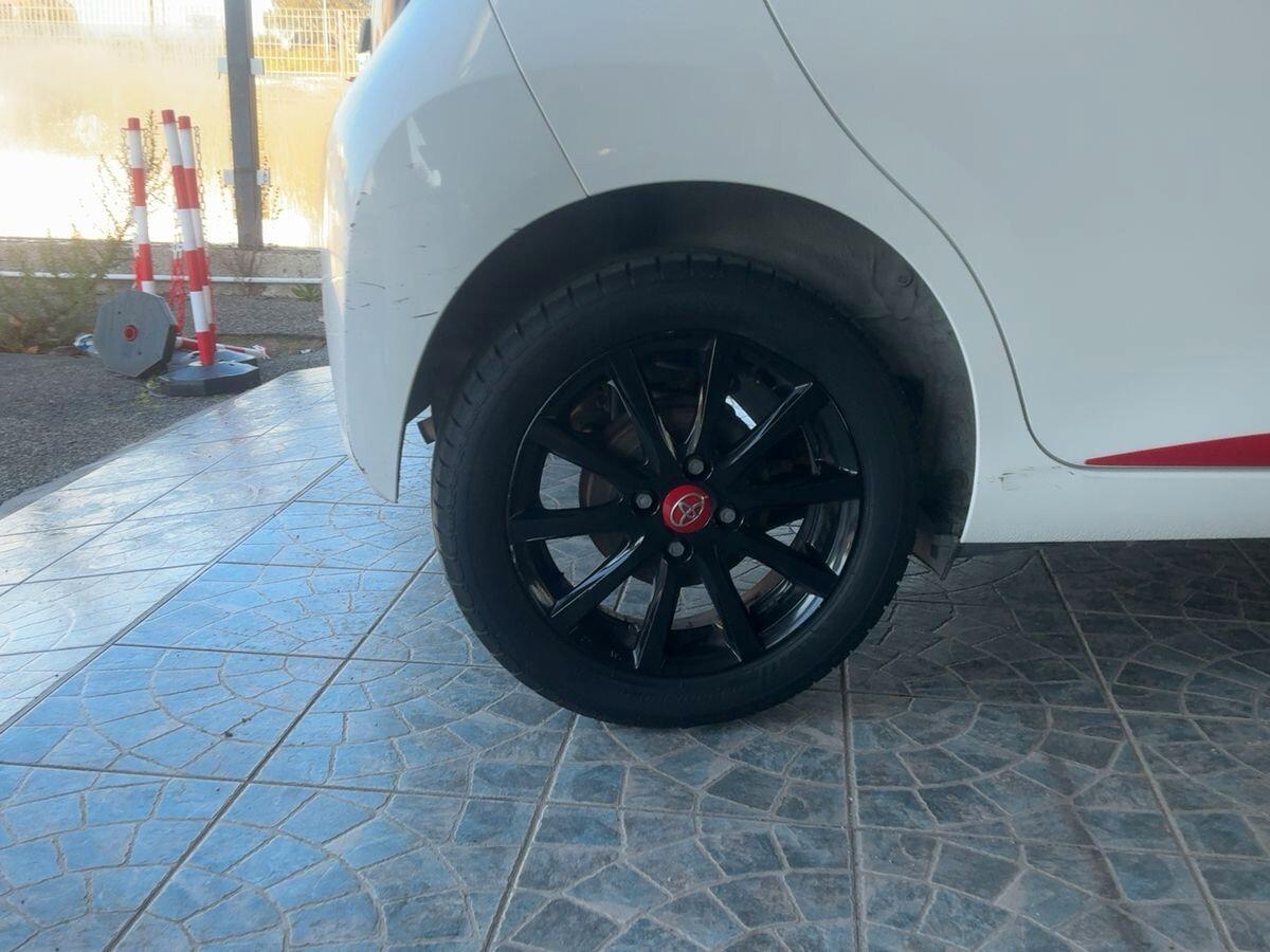 Toyota Aygo 1.0 VVT-i 69 CV 5 porte x-play