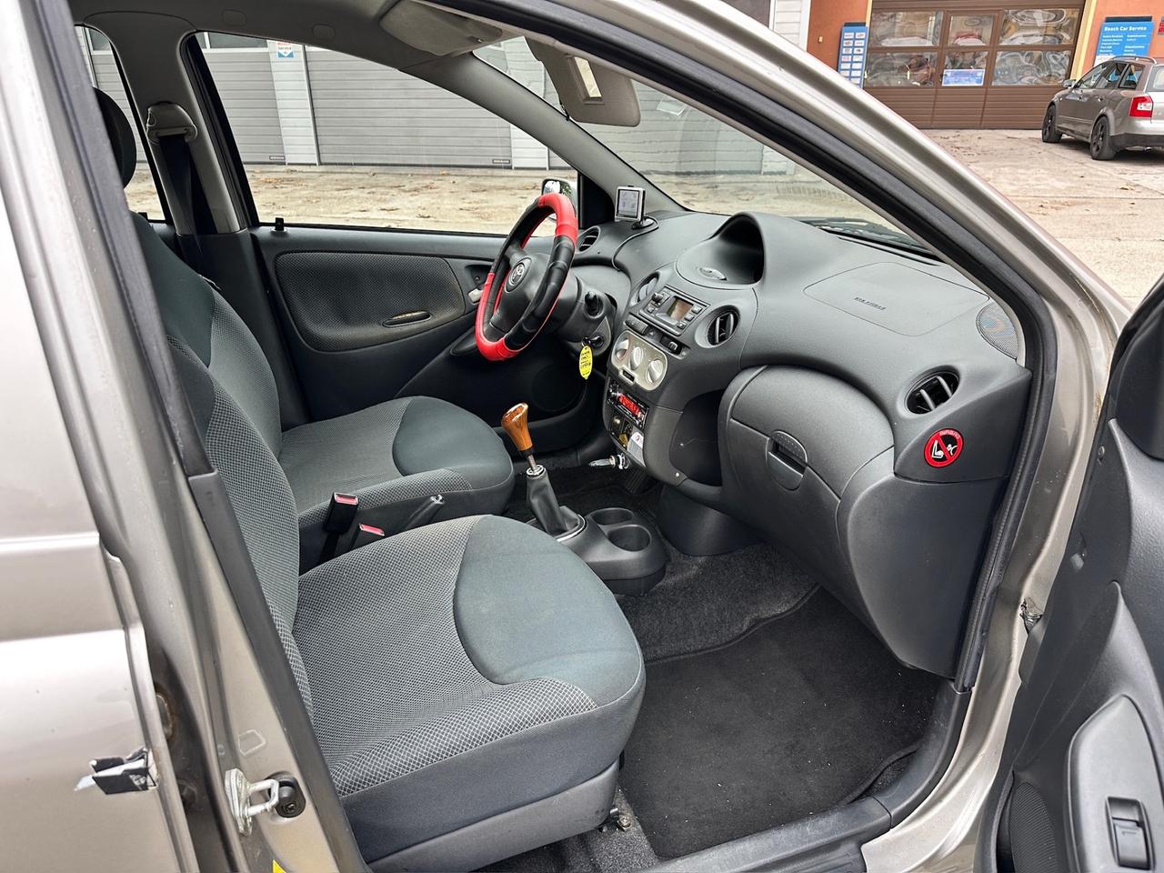 Toyota Yaris 1.0i 16V cat 5 porte Sol X Neopatentati