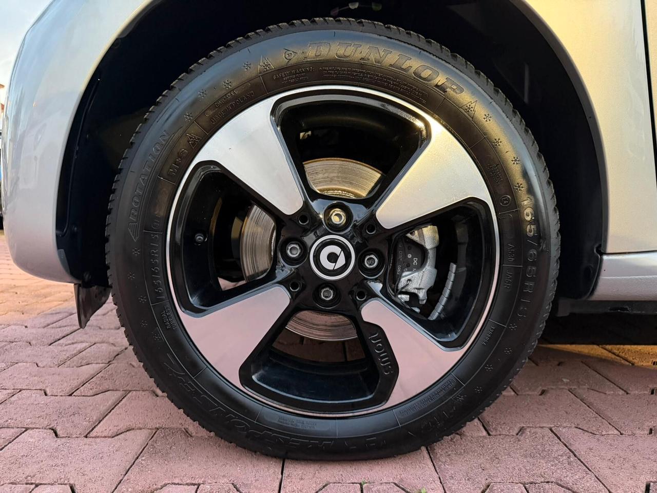 Smart ForFour EQ Pulse