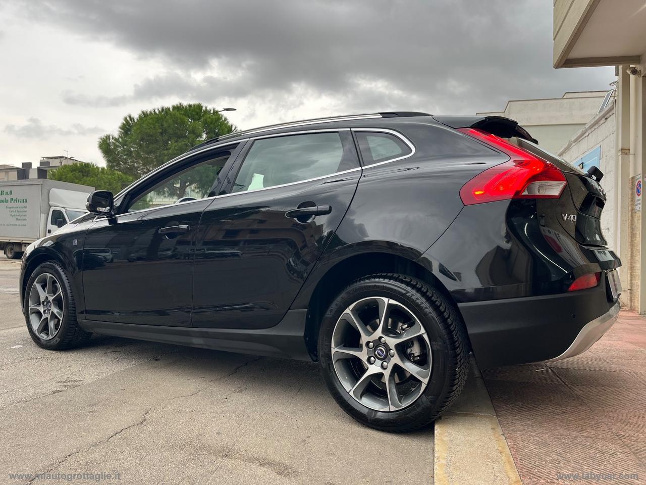 VOLVO V40 Cross Country D2 Volvo Ocean Race