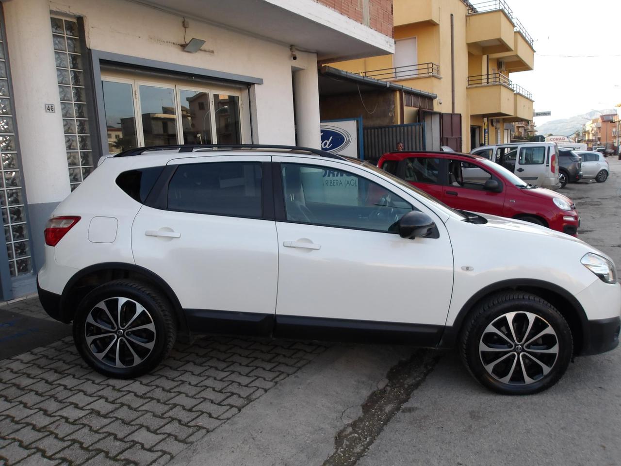Nissan Qashqai 1.5 dci Tekna Dpf FL *TETTO PANORAMICO * GANCIO DI TRAINO *