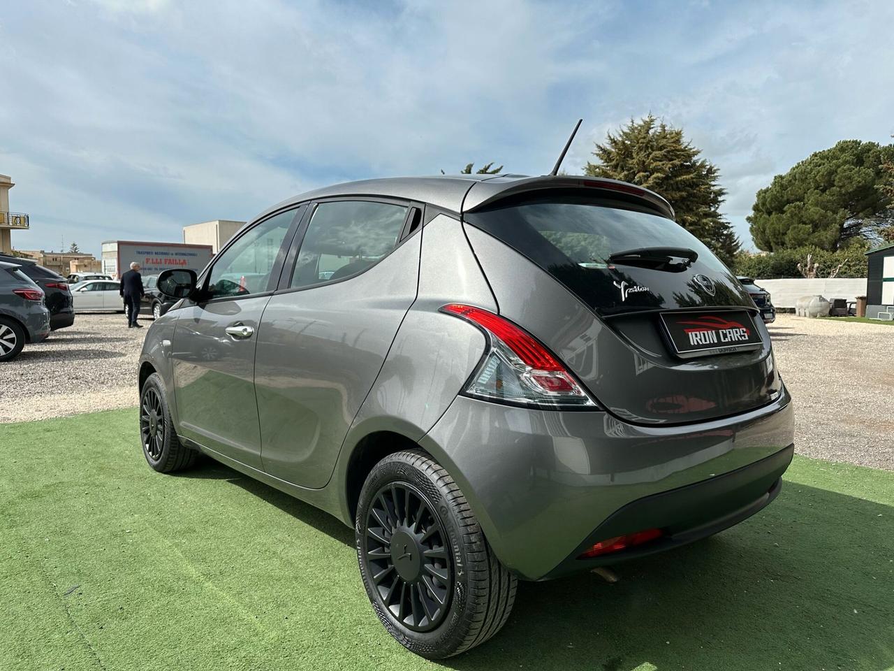 Lancia Ypsilon 1.0 FireFly 5 porte S&S Hybrid Ecochic Silver