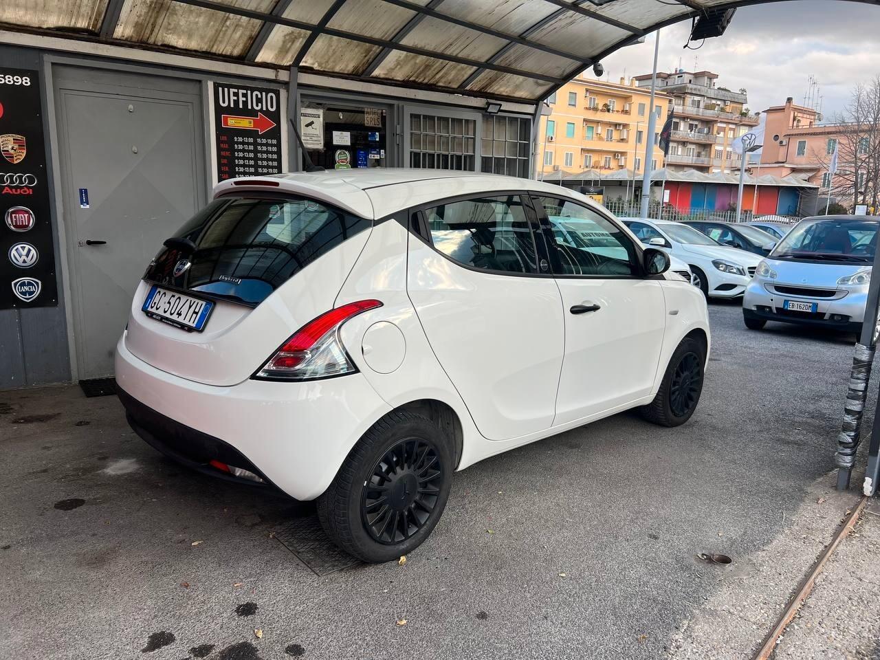 Lancia Ypsilon 1.0 FireFly 5 porte S&S Hybrid Ecochic Silver