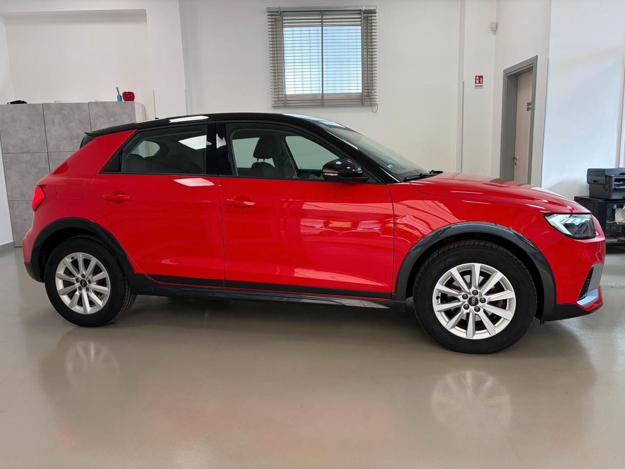 Audi A1 citycarver 30 1.0 tfsi Identity Black 110cv