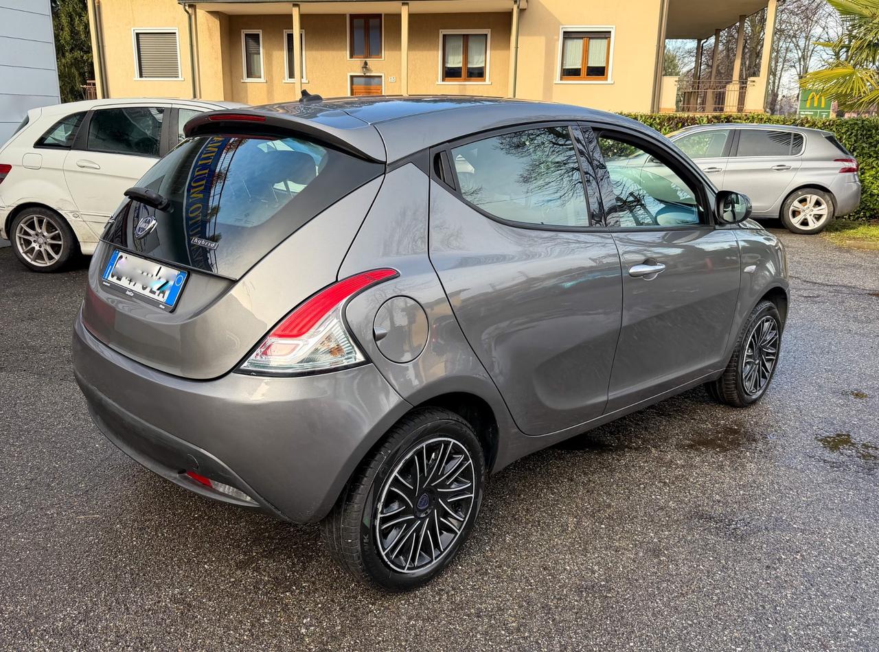 Lancia Ypsilon 1.0 FireFly 5 porte S&S Hybrid Silver