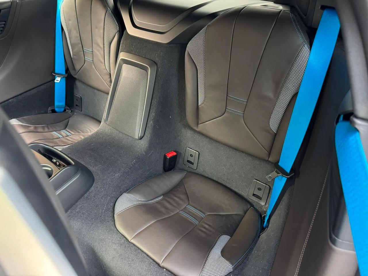 BMW i8 COUPE' TRE VOLUMI HYBRID 231cv