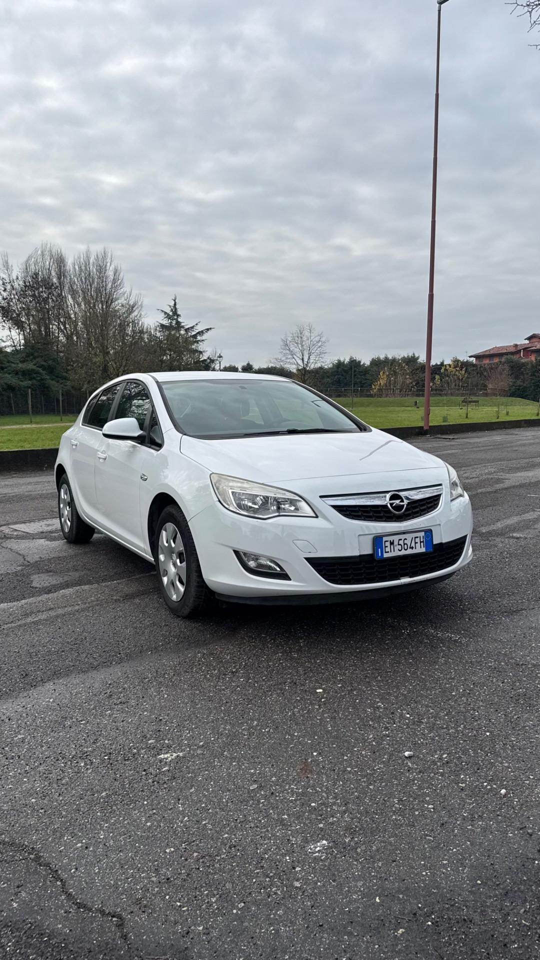 Opel Astra 1.4 – 2012 adatta a neopatentati