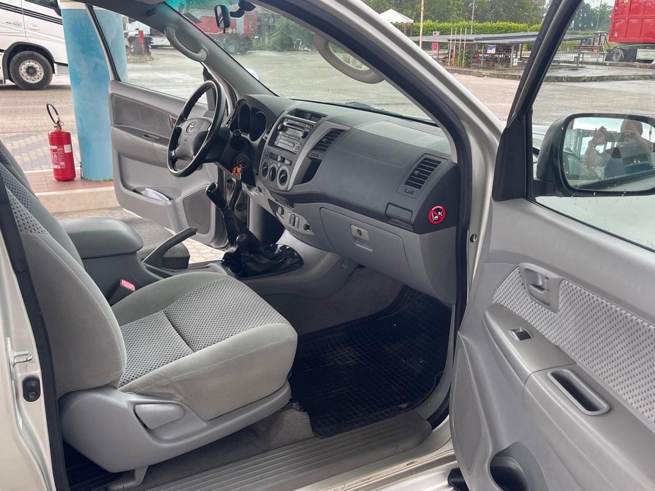 Toyota Hilux 2.5 D-4D 4WD 2p. Extra Cab SR 4x4