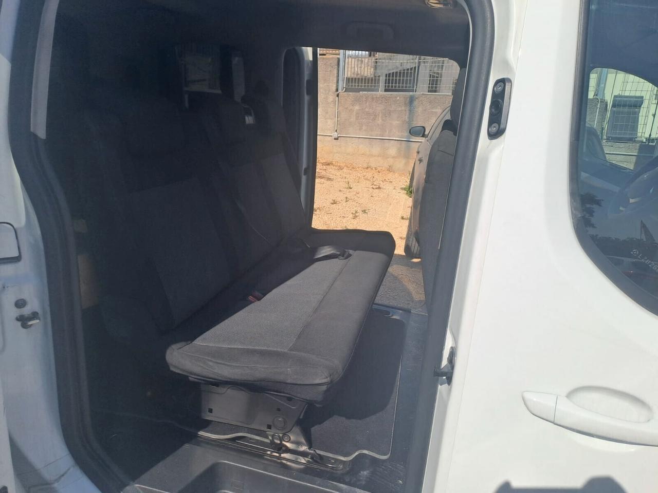 Peugeot Traveller 9 posti