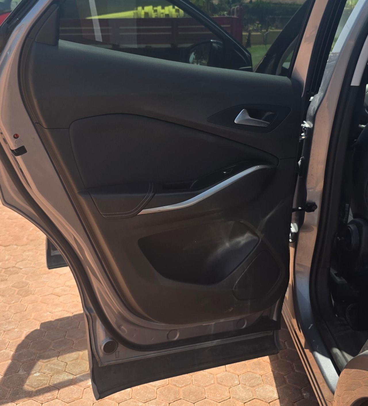 Opel Grandland 1.6 PHEV 224 CV Plug-In Hybrid Business Elegance – Efficienza e Comfort Premium