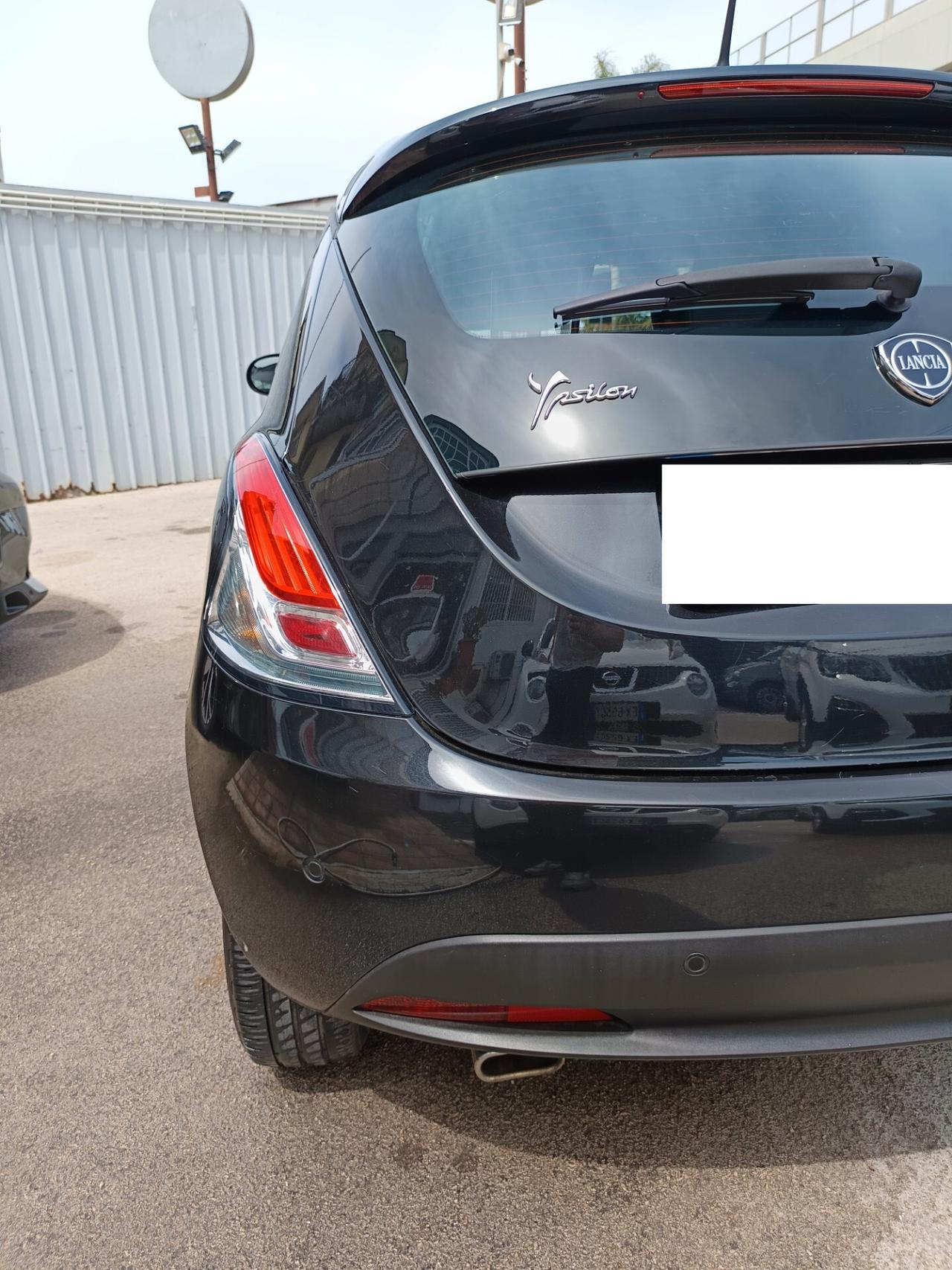 Lancia Ypsilon 1.0 FireFly 5 porte S&S Hybrid Silver