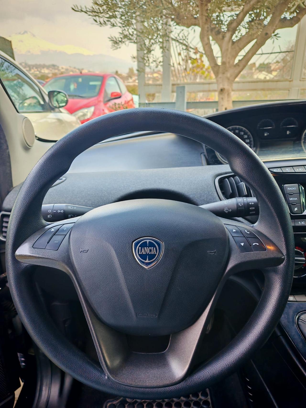 Lancia Ypsilon 1.0 FireFly 5 porte S&S Hybrid Ecochic Silver