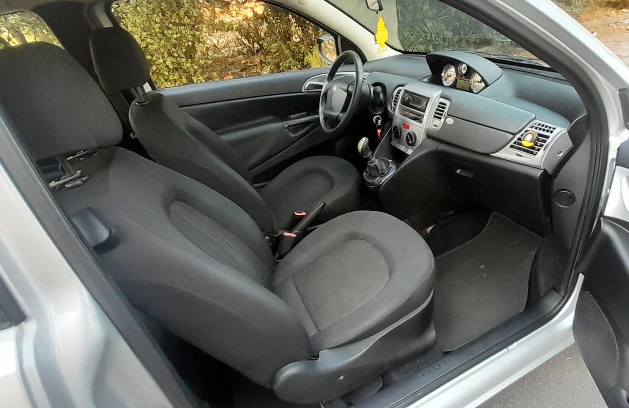 Lancia Ypsilon 1.2 69 CV Unyca