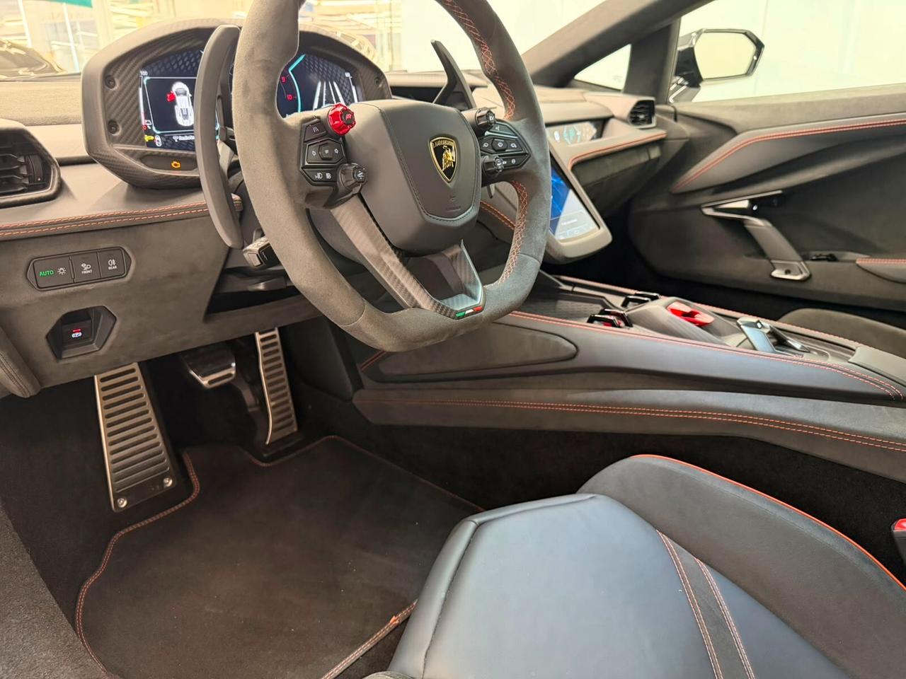 Lamborghini Revuelto Carbon