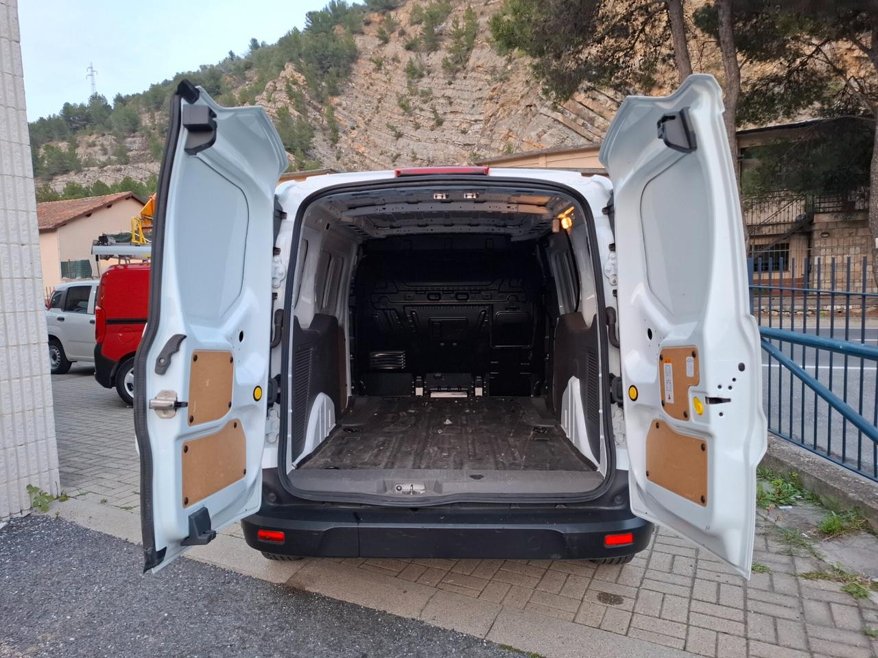 FORD TRANSIT CONNECT 1.5 EBLUE L2H1