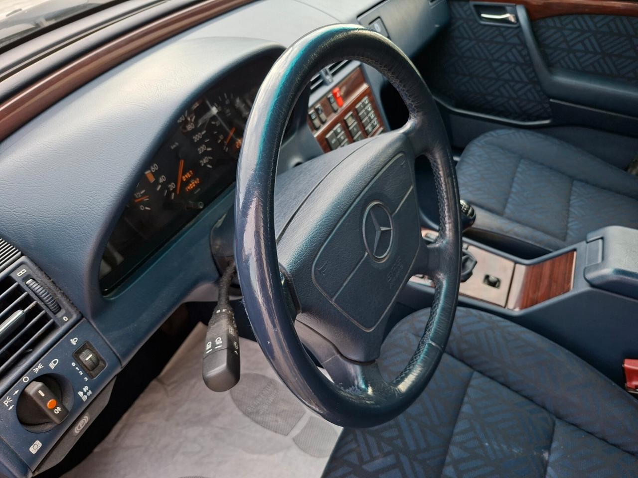 Mercedes-benz C 200 Elegance *UNICO PROPRIETARIO*