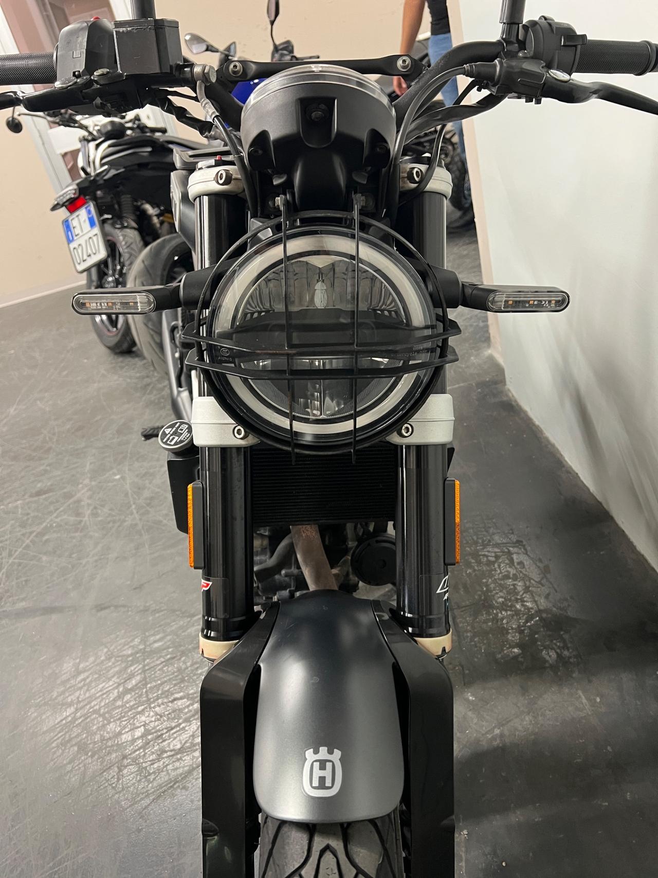 Husqvarna Svartpilen 401