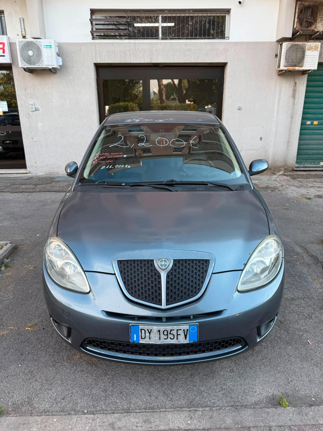 Lancia Ypsilon 1.3 MJT 75 CV Versus