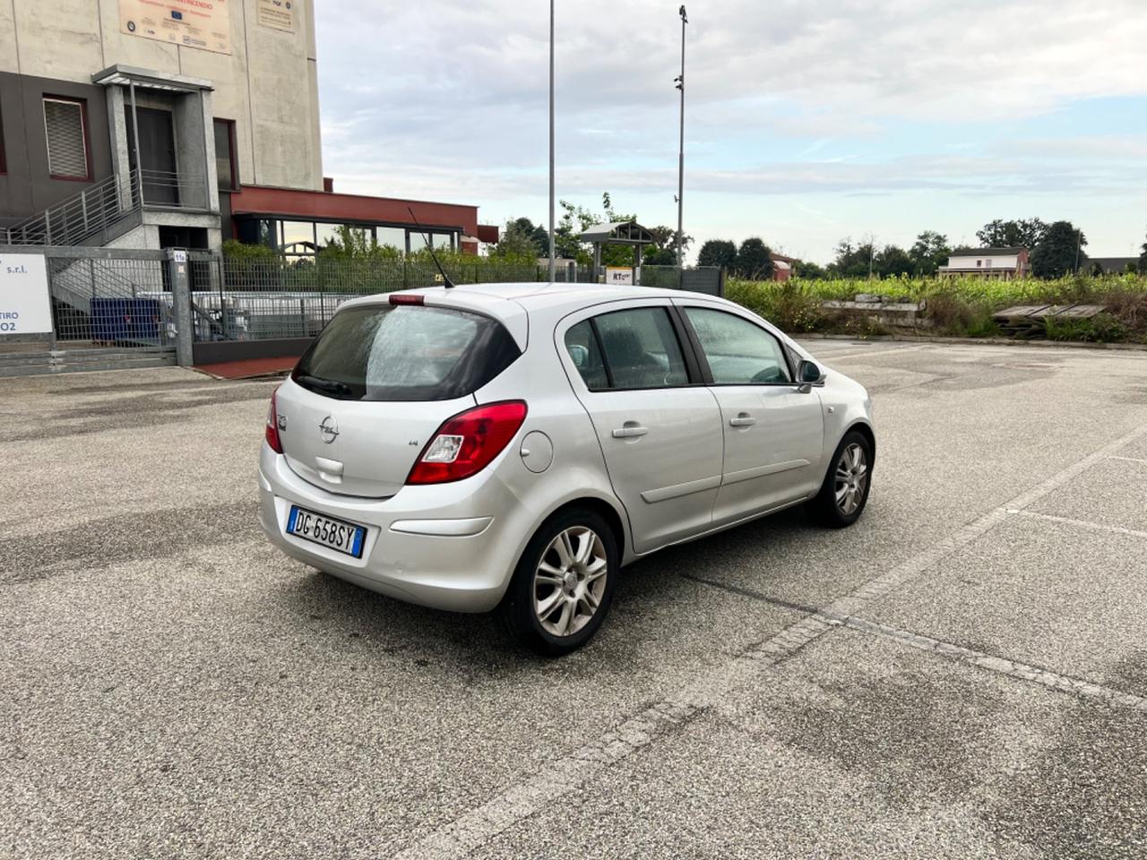 Opel Corsa 1.4 16V 5 porte Cosmo