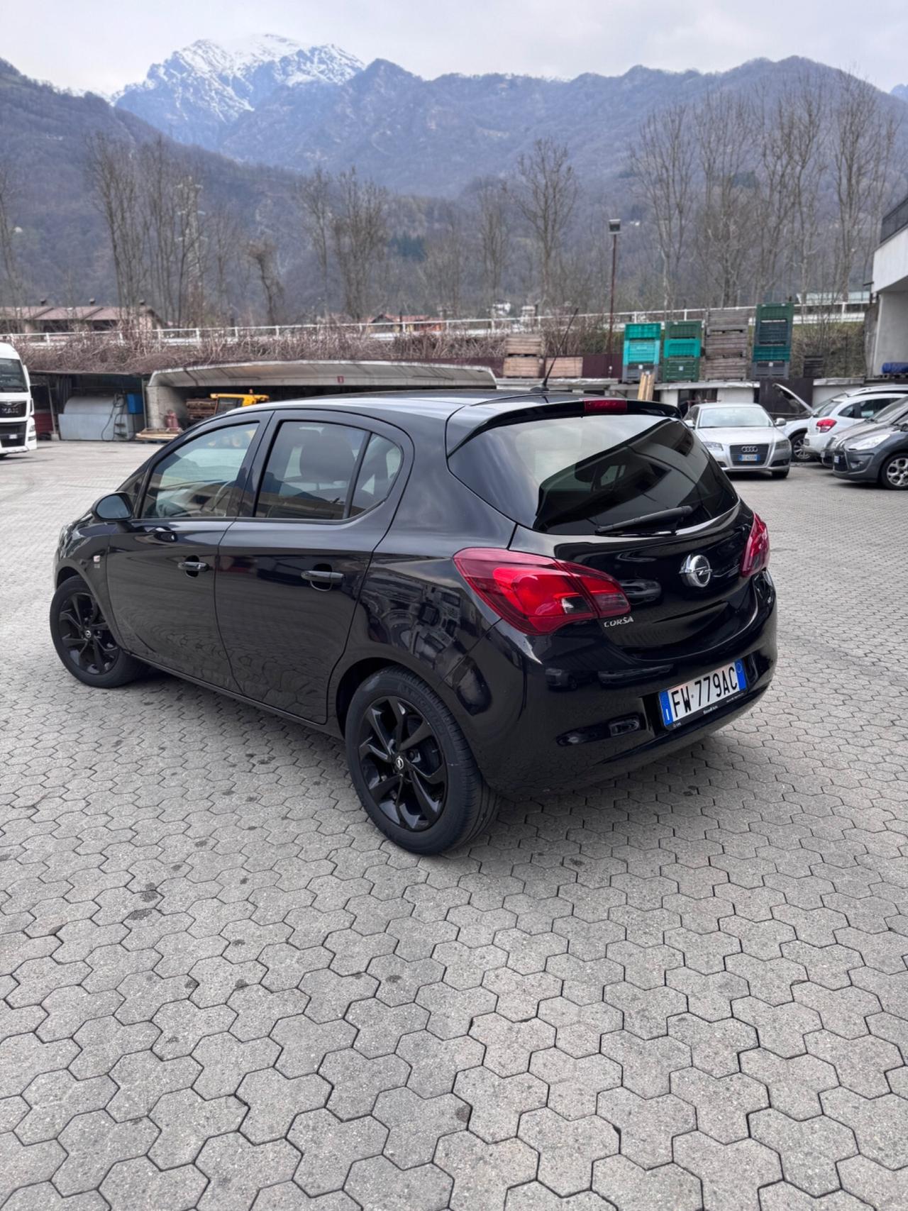 Opel Corsa 1.2 5 porte Black Edition
