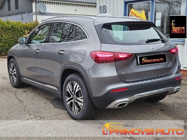 MERCEDES-BENZ GLA 200 Automatic Progressive