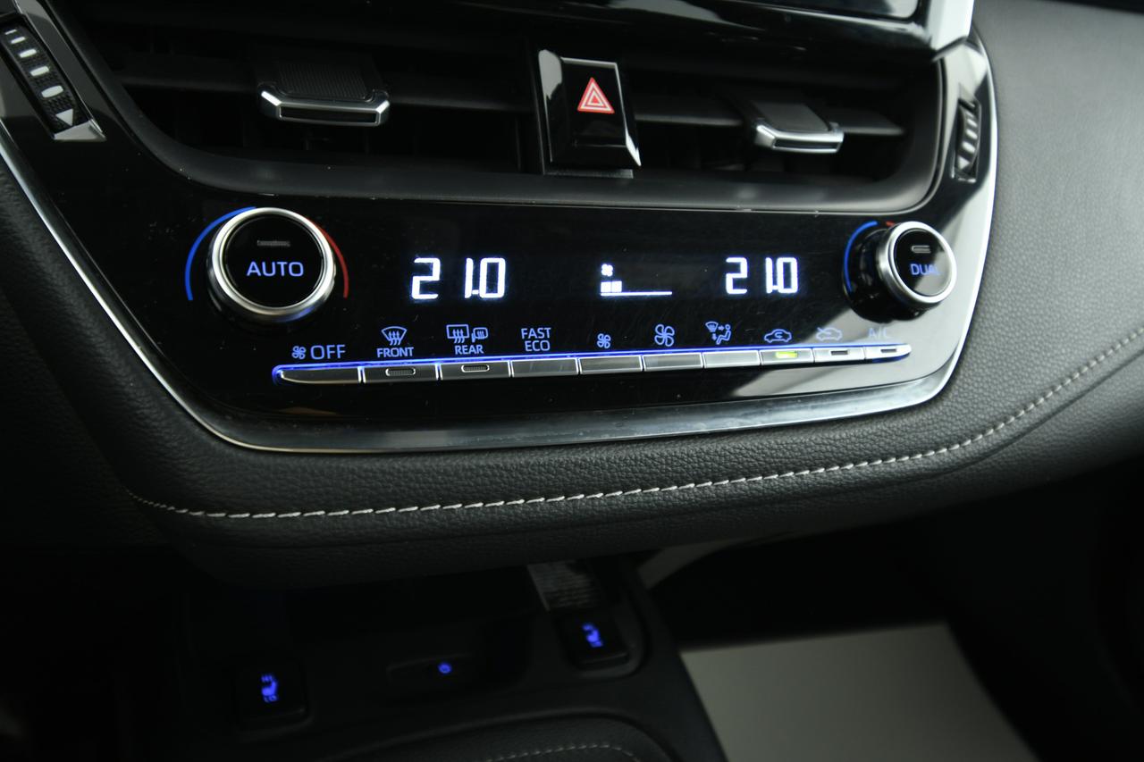 TOYOTA Corolla 2.0h Style cvt CAMERA+ACC+LED+C17"