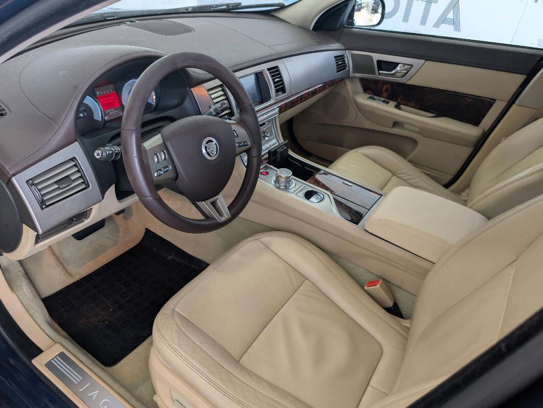 Jaguar XF 2.7d Luxury auto UNI-PROPRIETARIO!